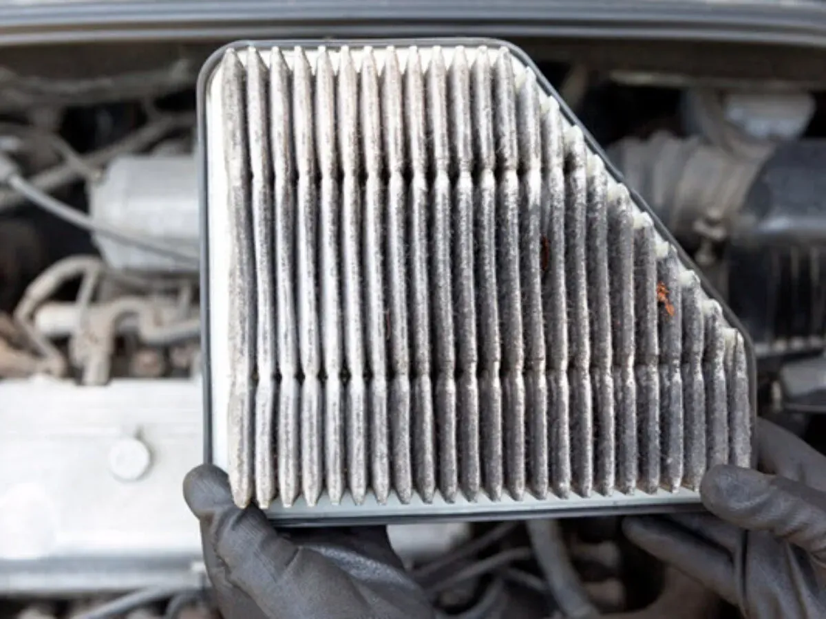 먼지로 가득 찬 더러운 자동차 에어 필터는 엔진 성능 유지를 위해 교체가 필요함을 나타냅니다.