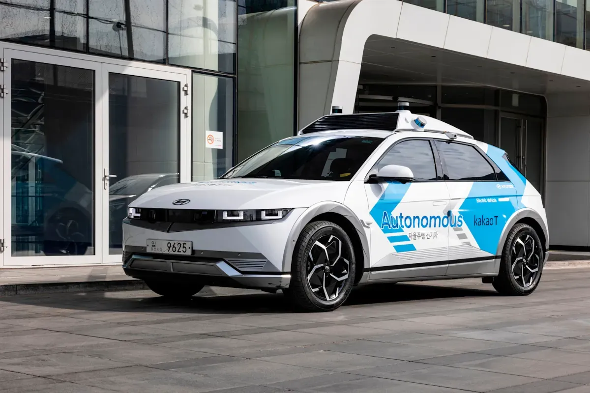 한국에서 자율주행 기술과 카카오T 브랜딩이 적용된 현대 자율주행 전기차