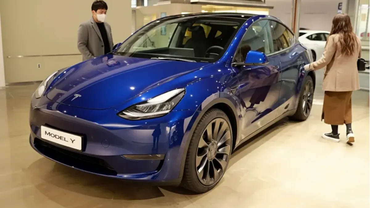 테슬라 모델 Y가 한국 대리점에 전시되어, 한국 내 브랜드의 입지와 인기를 보여주었다.