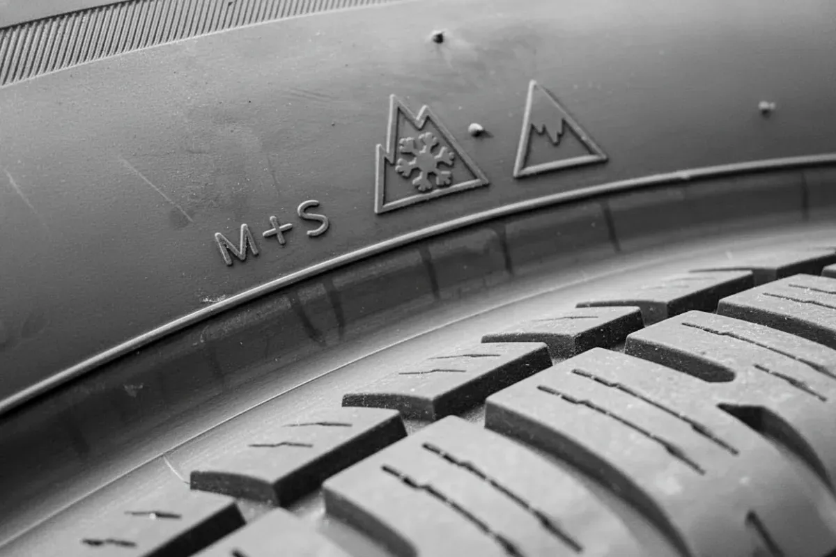 사계절 타이어 믿고 겨울 났다간 큰일? '이 마크' 없으면 당장 교체해야