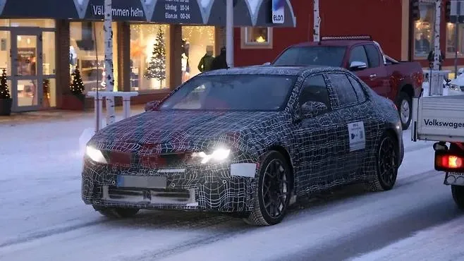 스웨덴 설원에서 드러난 BMW iX의 세련된 실루엣, 최종 담금질 돌입