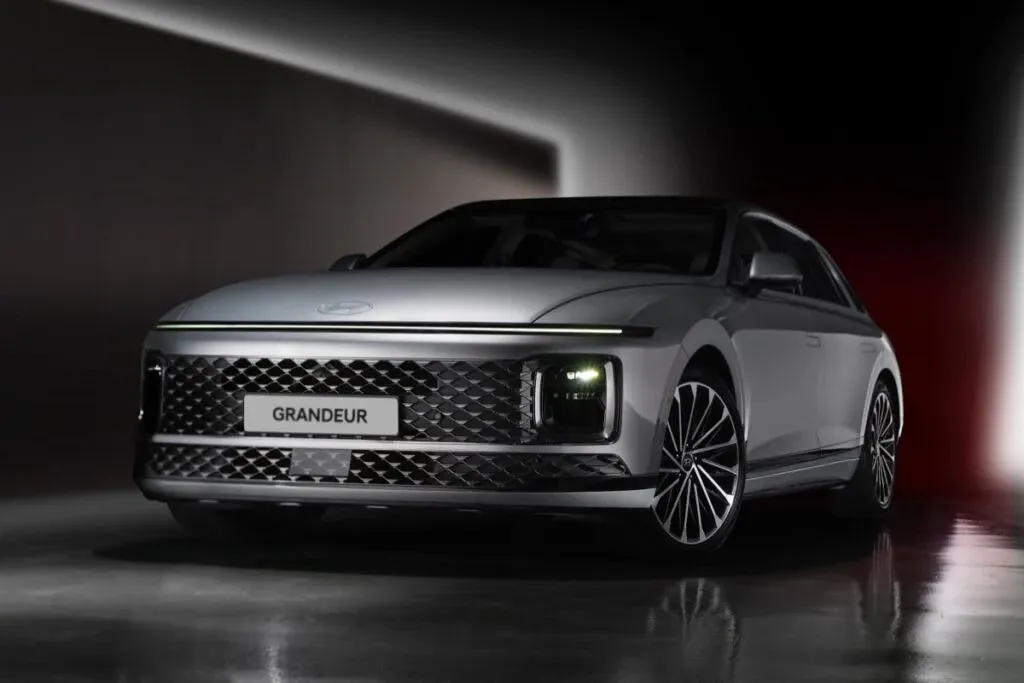 연말 자동차 시장이 '역사적 기로'...2200만 원 할인이 마지막 기회가 되는 이유