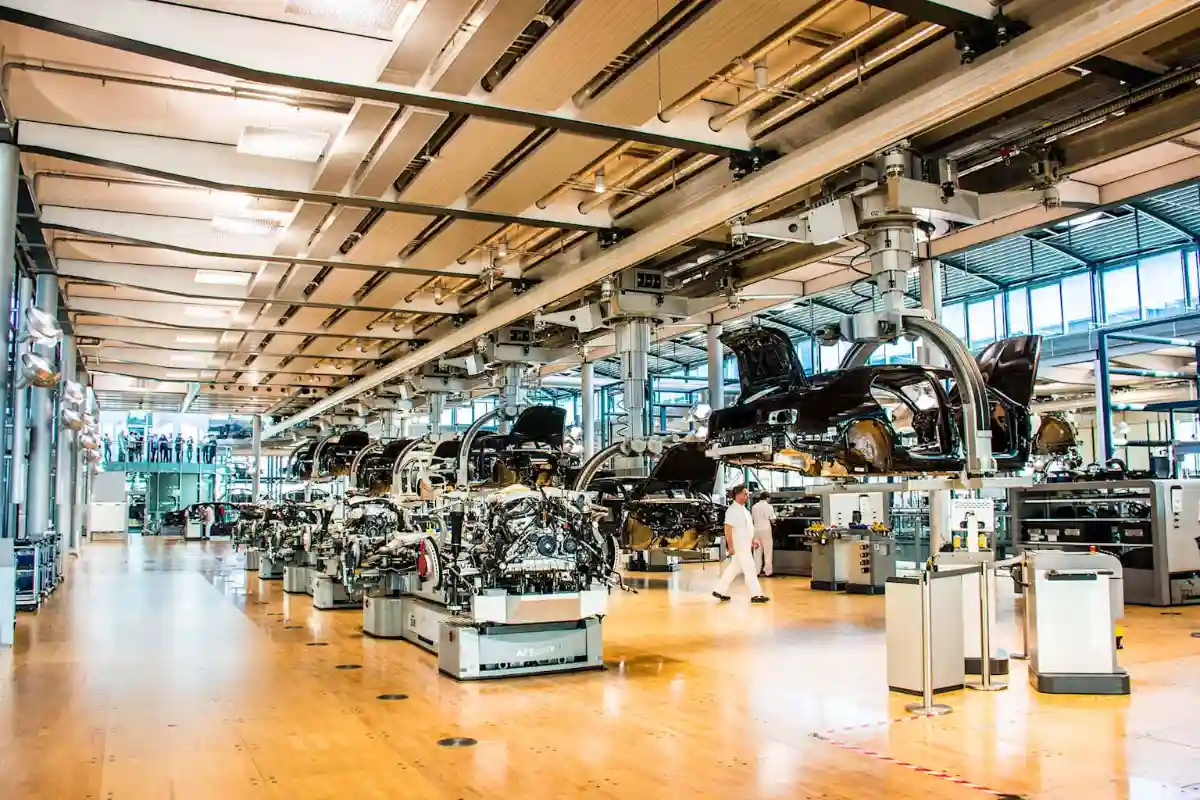 폭스바겐, 독일 생산 88년 만에 '완전 중단'…드레스덴 공장, AI 캠퍼스로 '파격 변신'