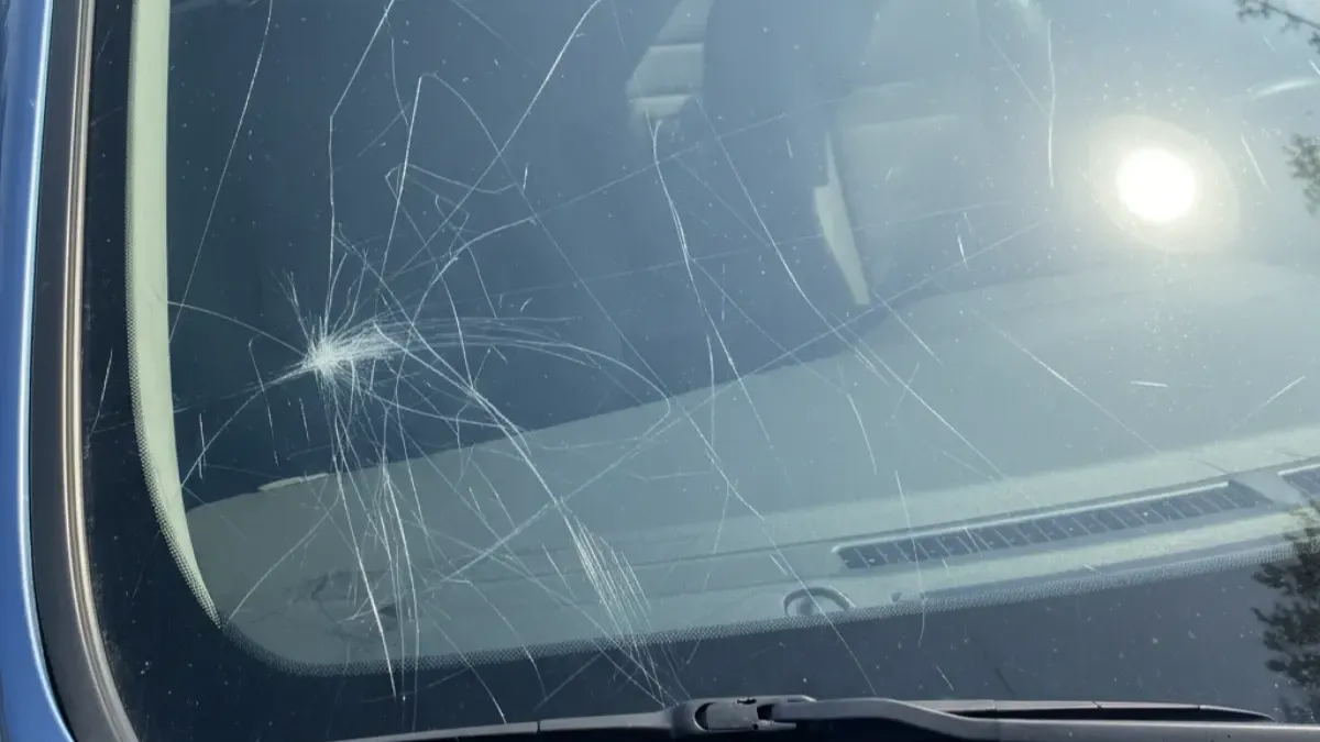 자동차 유리 긁힘, 방치하면 '안전사고' 직결…전문가가 밝힌 셀프 제거법