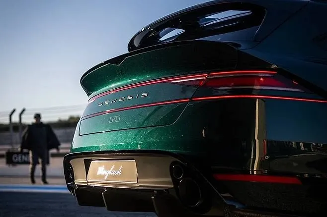 제네시스 G90 윙백 콘셉트카 공개, 한정판 출시 가능성 시사로 화제