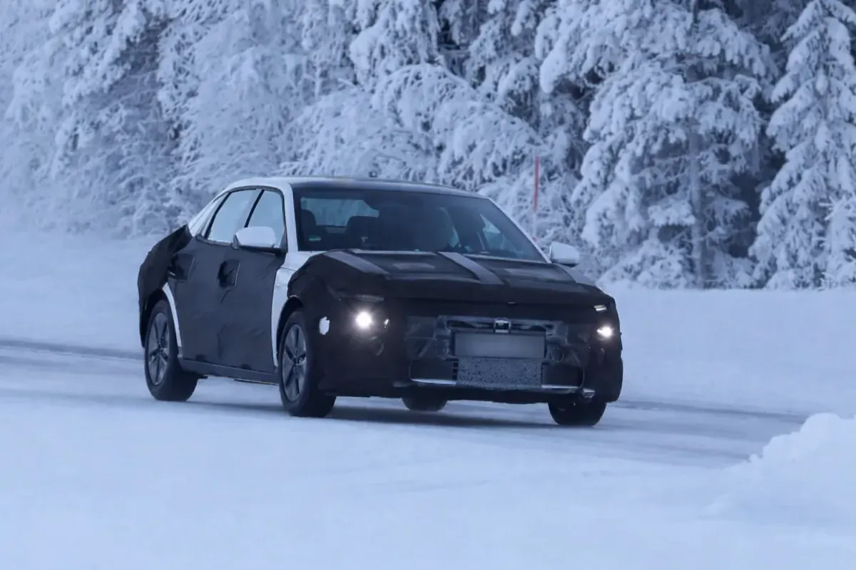 과격한 변신 예고! 2027년형 아반떼 8세대, 캐딜락 닮은 파격 디자인으로 컴팩트 세단 시장 평정 노린다