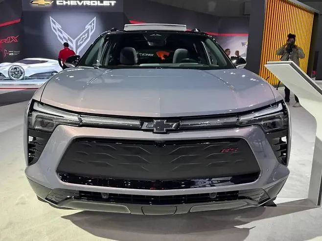 쉐보레, 2026년형 블레이저 EV 공개… 테크 브론즈 패키지로 개성 강화