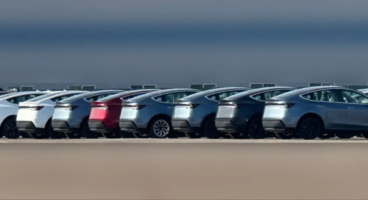 평택항에 갇힌 수천 대의 테슬라, 보조금 대란이 불러온 초유의 인도 마비 사태