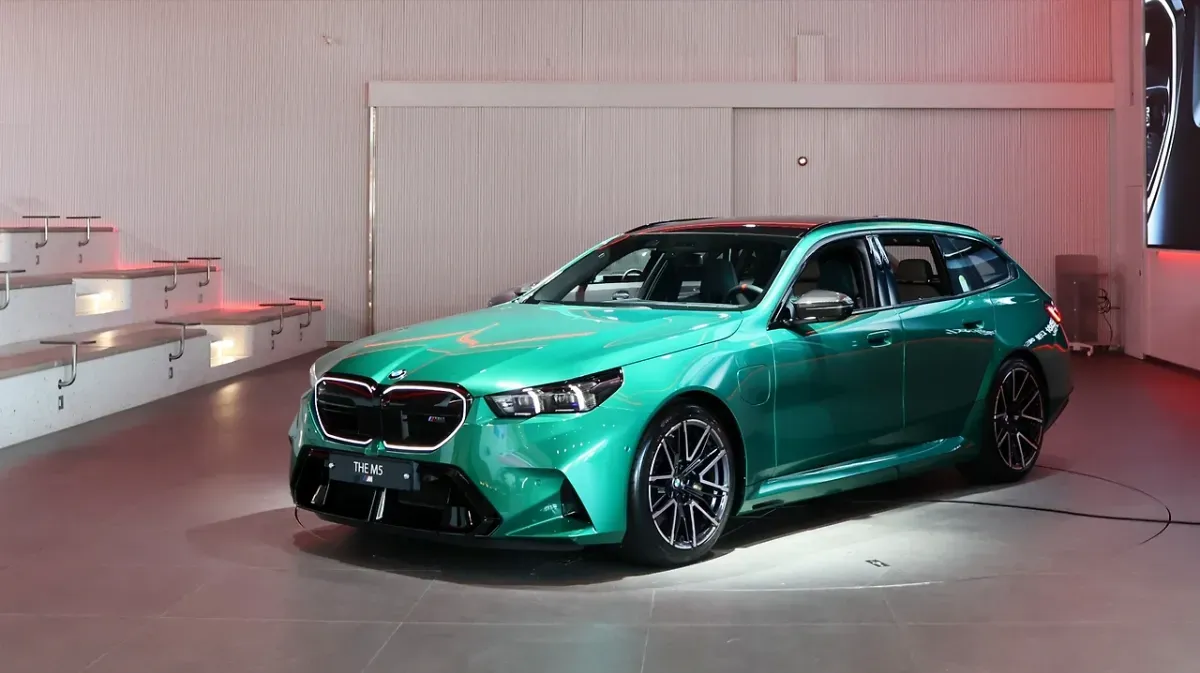 스포츠카의 영혼을 담은 완벽한 그랜드 투어러: BMW M5 투어링의 재발견
