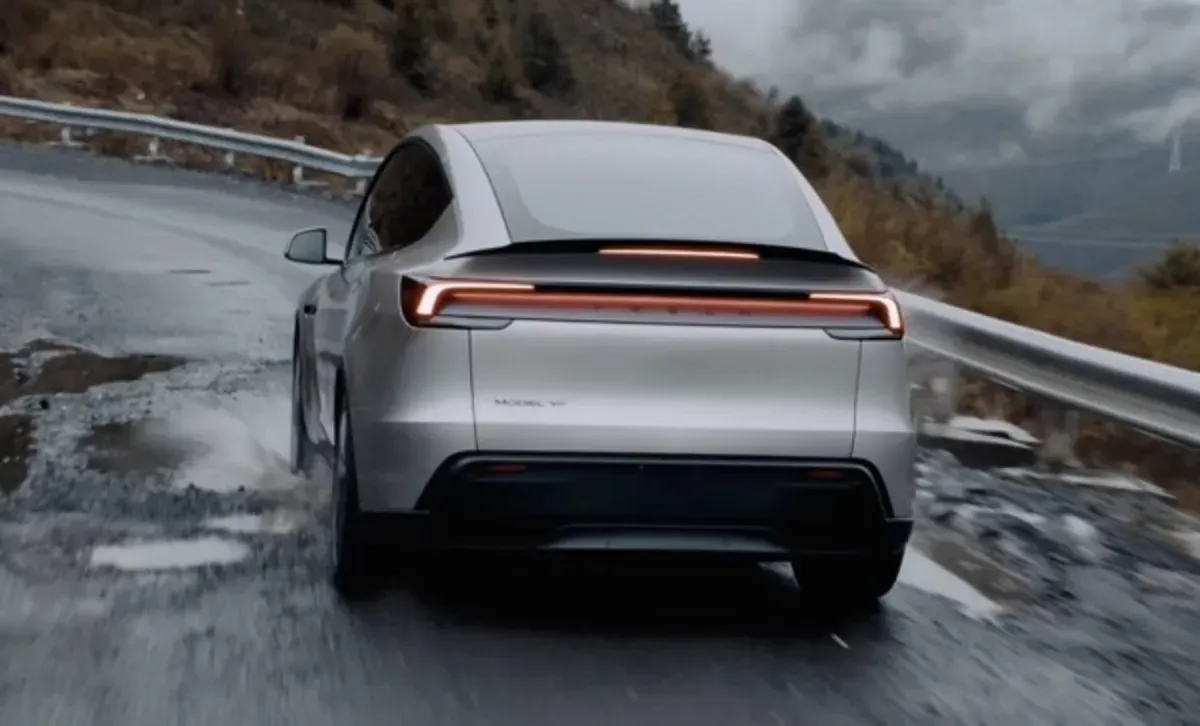 3만 원에 뚫린 자율주행의 미래, 테슬라 FSD 해킹 논란과 규제의 역설