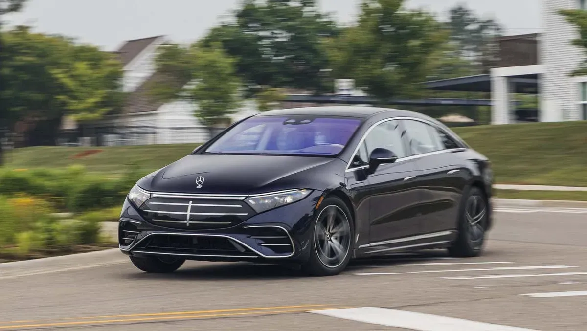 "포르쉐도 욕먹는 짓을 왜..." 국산차보다 느린 벤츠 신형 EQS의 충격적인 무리수