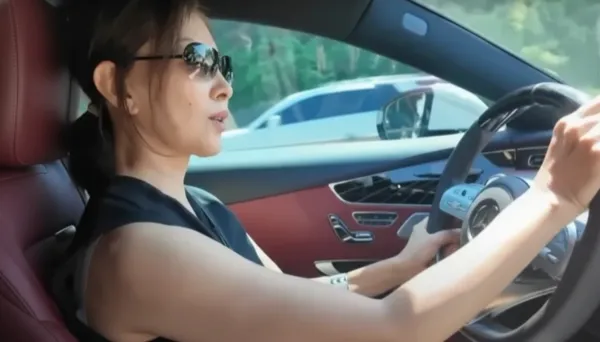 "612마력 메르세데스-AMG 쿠페 vs 2억 포르쉐 타르가" 배우 이미숙, 65세 나이를 초월한 슈퍼카 애호가의 열정