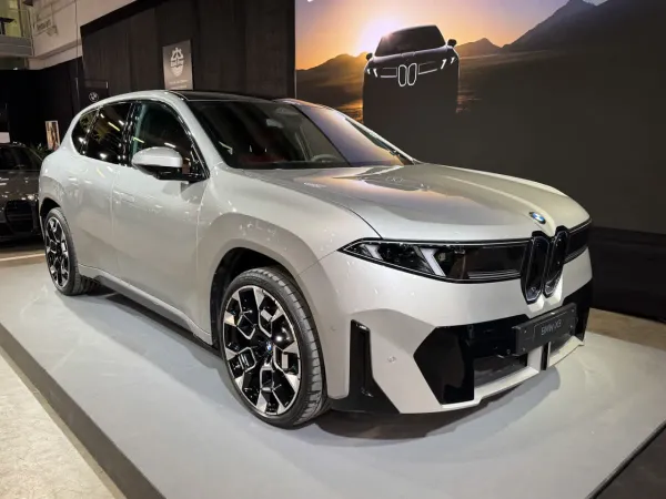 BMW, 크리스마스 이브에 신비의 SUV 공개... '고성능 iX3 M' 정체 베일 벗나