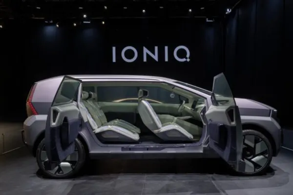 "이게 진짜 현대차라고?" 코치도어 적용된 아이오닉 어스, 실내 디자인 완전 미쳤다