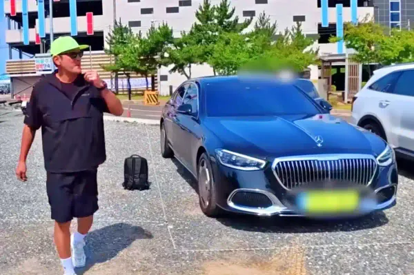 "결혼은 시기상조"라더니…하정우가 3억짜리 마이바흐에 차정원 태운 날