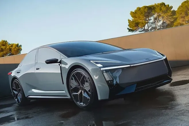 "아반떼 경쟁자 공개" 코롤라, 더 이상 평범하지 않다? 토요타가 공개한 두 개의 미래